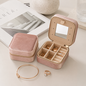 Boîte à bijoux en velours écologique de qualité supérieure avec fermeture éclair, compartiments spacieux et divisés pour le rangement des perles, des bagues et des boucles d'oreilles - Product Image 1