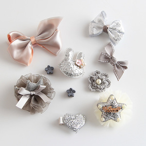 Set di 10 Accessori per Capelli in Tessuto per Bambine: Elastici, Fermagli, Fasce e Fermagli a Forma di Cartone Animato in Confezione Regalo - Product Image 3