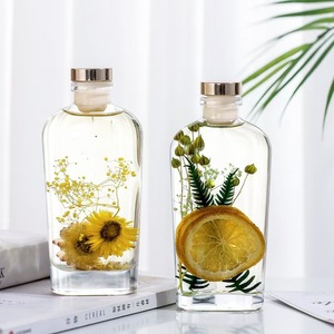 Diffuseur de parfum à roseaux en verre rectangulaire étroit de 175 ml avec fleurs naturelles flottantes, parfum longue durée, décoration de maison - Product Image 1