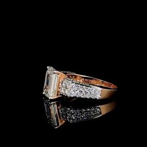 Anillo de Compromiso con Diamante de Laboratorio Esmeralda de 2 Quilates |   Solitario de Oro de 14K - Product Image 3