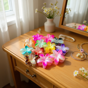 Fermaglio per capelli Angelina Frangipani 8 cm, fiore in plastica bicolore per donne e ragazze, accessorio moda casual. - Product Image 3