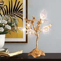 Lampe de table de luxe en laiton en forme de branche d'arbre avec abat-jour en verre soufflé à la main, lampe de chevet LED pour la décoration de la maison