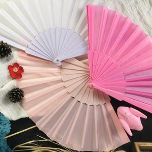 พัดพลาสติกพับได้สีพื้นแบบคลาสสิกขนาด 13 นิ้ว ขายส่ง สำหรับฤดูร้อน เต้นรำ งานฝีมือ สำหรับสุภาพสตรี งานรับปริญญา คริสต์มาส อีสเตอร์ - Product Image 2