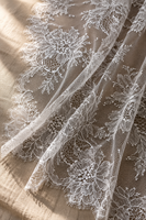 Tissu en dentelle acrylique Raschel tricoté léger à bord festonné floral blanc vintage pour robe de mariée et lingerie