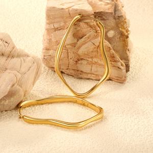 Pendientes de Aro Minimalistas de Acero Inoxidable, Clásicos, Chapados en Oro de 18K PVD, Diseño Geométrico de Ondas, Joyería al por Mayor para Mujer - Product Image 2