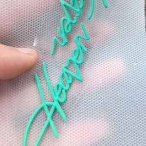 Étiquette thermocollante personnalisée en silicone et TPU 3D gaufré, patch logo durable et lavable pour vêtements, sacs et accessoires vestimentaires - Product Image 2