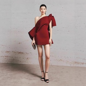 Nouvelle Robe de Soirée Non Tissée Anti-rides Respirante Élégante à Coupe Tridimensionnelle Épaules Dénudées et Sans Bretelles pour Femme 2026 - Product Image 1