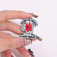 Broches de esmalte con citas en inglés, broches divertidos con palabras marcadas, insignia de solapa de Metal, accesorios de moda, joyería al por mayor