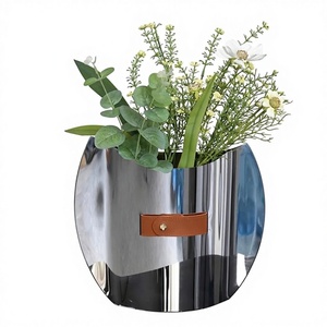 Vase de table décoratif en métal léger fait main avec finition contemporaine pour salons, chambres, bureaux et espaces commerciaux - Product Image 1