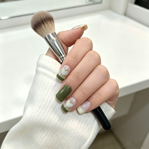 Kit de 24 faux <span class=keywords><strong>ongles</strong></span> réutilisables en ABS, style français, forme carrée, motif cœur simple, couleur <span class=keywords><strong>vert</strong></span> <span class=keywords><strong>olive</strong></span> nude - Product Image 2