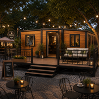 Maison préfabriquée moderne en conteneur avec terrasse, finition bois, maisonnette modulaire pour usage résidentiel, jardin et complexe hôtelier
