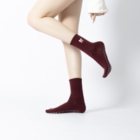 Vente directe de chaussettes de yoga avec motif brodé, respirantes, en coton, antidérapantes, chaussettes de Pilates pour femmes