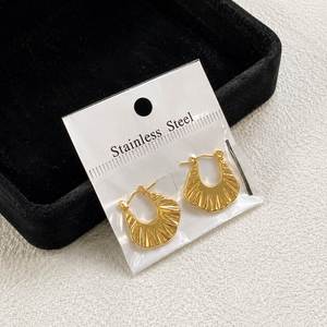 Boucles d'oreilles pendantes en acier inoxydable plaqué or 18 carats, style bohème, forme animale, géométrie irrégulière et design minimaliste - Product Image 4