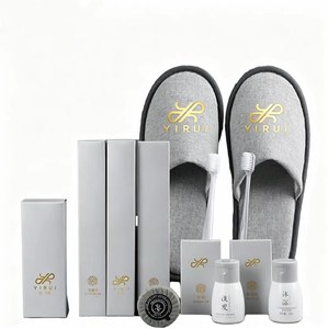Kit d'articles de toilette jetables personnalisables avec logo pour hôtels, vente en gros, pantoufles, shampoing, gel douche, savon, articles de bienvenue - Product Image 1