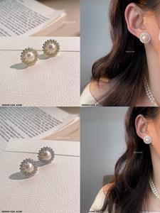 Boucles d'oreilles clous classiques 2025 en argent sterling plaqué or 14 carats avec perle d'eau douce, motif floral géométrique et accent diamant pour femme - Product Image 6