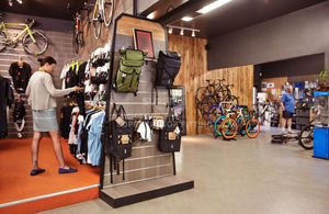 Hiện Đại Xe Đạp Cửa Hàng Hiển Thị Slatwall Jersey Mũ Bảo Hiểm Cưỡi Giày Bán Lẻ Hiển Thị Nội Thất Đi Xe Đạp Cửa Hàng Ý Tưởng Thiết Kế Nội Thất - Product Image 4