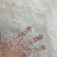Tissu en dentelle ajourée avec sequins et perles brodés pour robe de mariée complète 26042901
