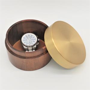 Caja de Reloj Redonda de Madera de Lujo Personalizada con Tapa Metálica Chapada en Oro - Product Image 4