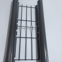 Clôture en treillis métallique courbé en V 3D personnalisable en usine, poteaux galvanisés revêtus de PVC, sécurité domestique, montage facile pour l'extérieur moderne