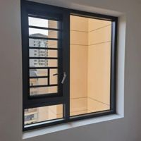 Ventana Abatible Lateral de Aluminio con Rotura de Puente Térmico Aomeja, con Sistema de Microventilación, Mosquitera y Panel Fijo