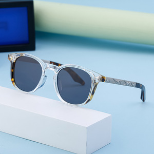 Gafas de sol cuadradas de moda ZS-98169 para mujer, protección UV400, lentes de PC, negro, dorado, degradado gris, protección solar para viajes - Product Image 3