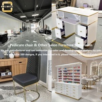 Table de manucure haut de gamme en marbre avec mobilier de salon de luxe et collecteur de poussière pour salon de beauté.
