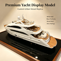 Maquette de yacht de luxe personnalisée avec coque blanche, hublots noirs, pont en bois et support miroir