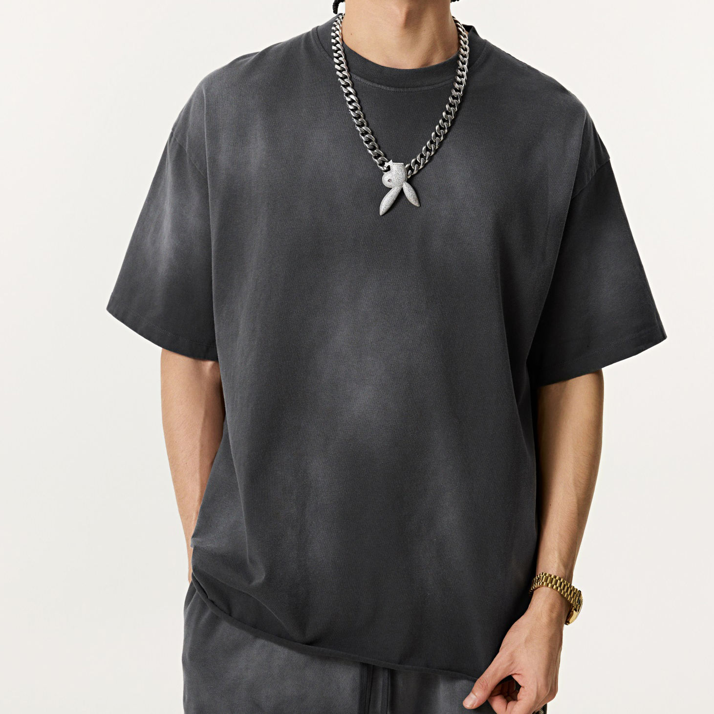 สีเทาเข้ม