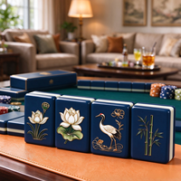 2026 Luxe Bleu foncé Motif Lotus en relief et Grue à couronne blanche en bambou Tuiles de Mahjong américaines sculptées Ensemble pour Cadeau et Collection