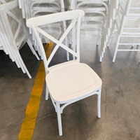 Chaise empilable en résine plastique blanche à dossier en X, prix abordable, pour hôtels modernes, banquets, événements, fêtes et mariages