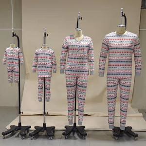 परिवार के क्रिसमस पजामा के कपड़े पहने हुए पति-बेटे की बेटी की गोद में - Product Image 6