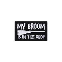 En gros, Broche en métal émaillée créative et mignonne, motif balai de dessin animé, avec texte en anglais, pour corsage, col et vêtements, idéale comme souvenir
