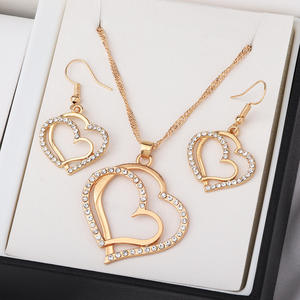 Conjunto de joyería en forma de corazón, collar y aretes de aleación chapados en oro para boda, accesorios de moda románticos para mujer - Product Image 1