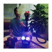 Chicha en résine en forme de crâne avec fumée qui sort de la bouche, design unique pour table