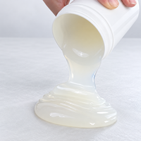 Revêtement transparent imperméable liquide blanc laiteux appliqué au pinceau sur les surfaces murales existantes pour la protection des bases des murs intérieurs