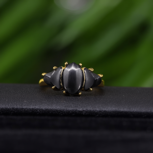 Anillo de Moda en Acero Inoxidable 316L con Baño de Oro PVD y Diseño de Tres Piedras Negras - Product Image 3