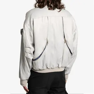 Chaqueta bomber plateada con bolsillo y parche en el puño inferior acanalado con cremallera trasera personalizada al por mayor para hombre