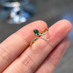 Anillo de Plata de Ley S925 con Esmeralda y Diamantes Dinámicos en Forma de Serpiente, Anillo Abierto para el Dedo Índice, Anillo de Reloj Personalizado y Moderno - Product Image 1