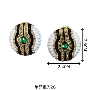 Boucles d'oreilles vintage avec émeraudes, rayures en émail noir et blanc, clous ronds, luxe léger, haut de gamme pour femmes - Product Image 4