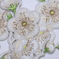 Vente en gros personnalisée de patchs brodés de fleurs de haute qualité et d'étiquettes brodées thermocollantes pour la décoration de vêtements