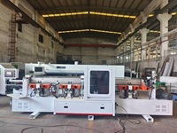 Machine industrielle automatique de rainurage et de chantournage pour cadres de portes, pour la fabrication en série de montants et de garnitures intégrés