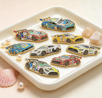 Épingles en métal émaillées personnalisées pour voitures de course, épingles de revers en émail souple pour voitures de course de dessin animé, pour collection de souvenirs et cadeaux