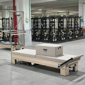 Reformer de Pilates en bois d'érable Strata avec tour, couleur et logo personnalisables - Product Image 1