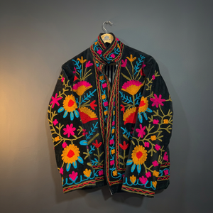 Veste en velours noir à col montant, motif floral brodé à la main, manches longues, manteau d'automne pour femme, vente en gros B2B, vestes Suzani - Product Image 3
