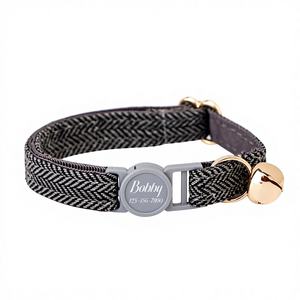 Ensemble de collier de sécurité pour chat en tissu tweed gris avec nœud papillon et étiquette nominative gravée personnalisée – Cadeau pour chaton mâle/femelle - Product Image 1
