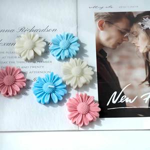 Vente en gros Ins Bougie d'aromathérapie en forme de fleur de marguerite Bougie parfumée à <span class=keywords><strong>la</strong></span> camomille faite à <span class=keywords><strong>la</strong></span> main pour les accessoires de photographie Cadeau de Saint Valentin - Product Image 3