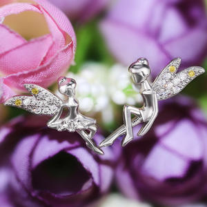 Orecchini a lobo E405 in oro bianco con ali di diamanti incastonate a pavé, design grazioso per donna, da indossare tutti i giorni - Product Image 6