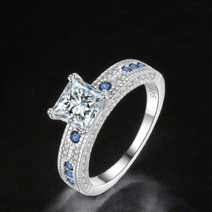 Anillo de Plata de Ley S925 con Moissanita de Corte Princesa y Cuatro Garras VVS1 de 2CT de KIVORA, Anillo de Compromiso y Boda para Mujer - Product Image 3