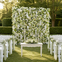 Ivoorwitte saliegroene kunstbloemenwand van zijden rozen, pioenrozen en hortensia's voor bruiloftachtergrond en fotobooth achtergrond