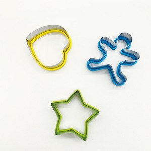 Tagliabiscotti a forma di cuore, stelle e omino di pan di zenzero dorati con bordo in silicone - Product Image 3